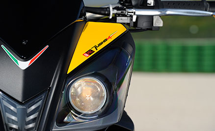 aprilia tuono v4r front picture